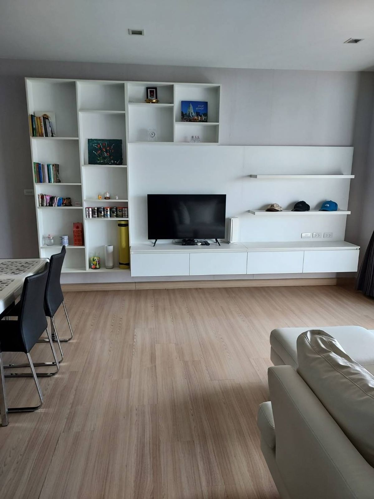 ให้เช่าคอนโดวงเวียนใหญ่ เจริญนคร : 🏙 ปล่อยเช่าคอนโดหรู ทำเลใจกลางเมือง ใกล้ BTS ตากสิน – Urbano Sathorn ✨ห้องขนาดใหญ่ 74 ตร.ม. ชั้น 18 | วิวสะพานตากสิน | เฟอร์ครบ 