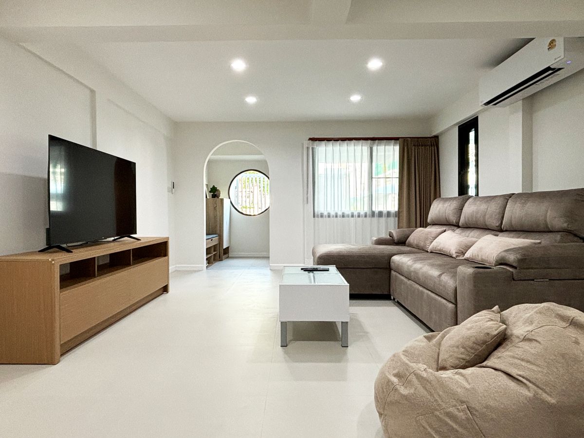 For RentTownhomeOnnut, Udomsuk : Newly-renovated, fully furnished 2-story townhouse for rent, BTS Punnawawithi, Sukhumvit 101/1