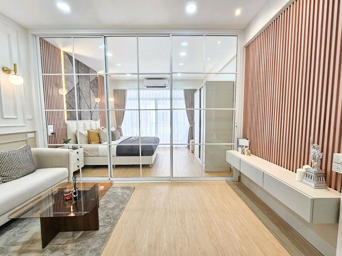 For SaleCondoRamkhamhaeng, Hua Mak : Ramkhamhaeng Corn Condo 40 Balcony is beautiful, newly decorated in both the room, plus the air and the furniture is complete.