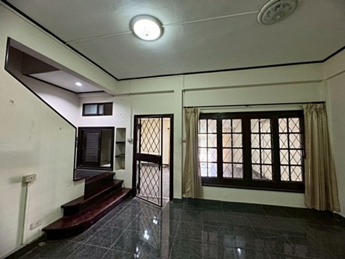 For SaleTownhomeLadprao, Central Ladprao : Townhouse for sale next to Lat Phrao 71 BTS. ** Only 6.95 million baht ** (N.1636)