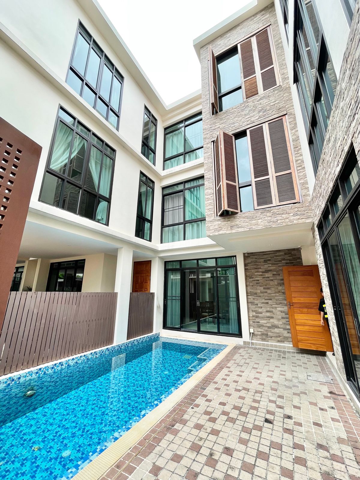 For RentSukhumvit, Asoke, Thonglor : Rent Pool Villa Sukhumvit 24, near BTS Phrom Phong 650 meters
