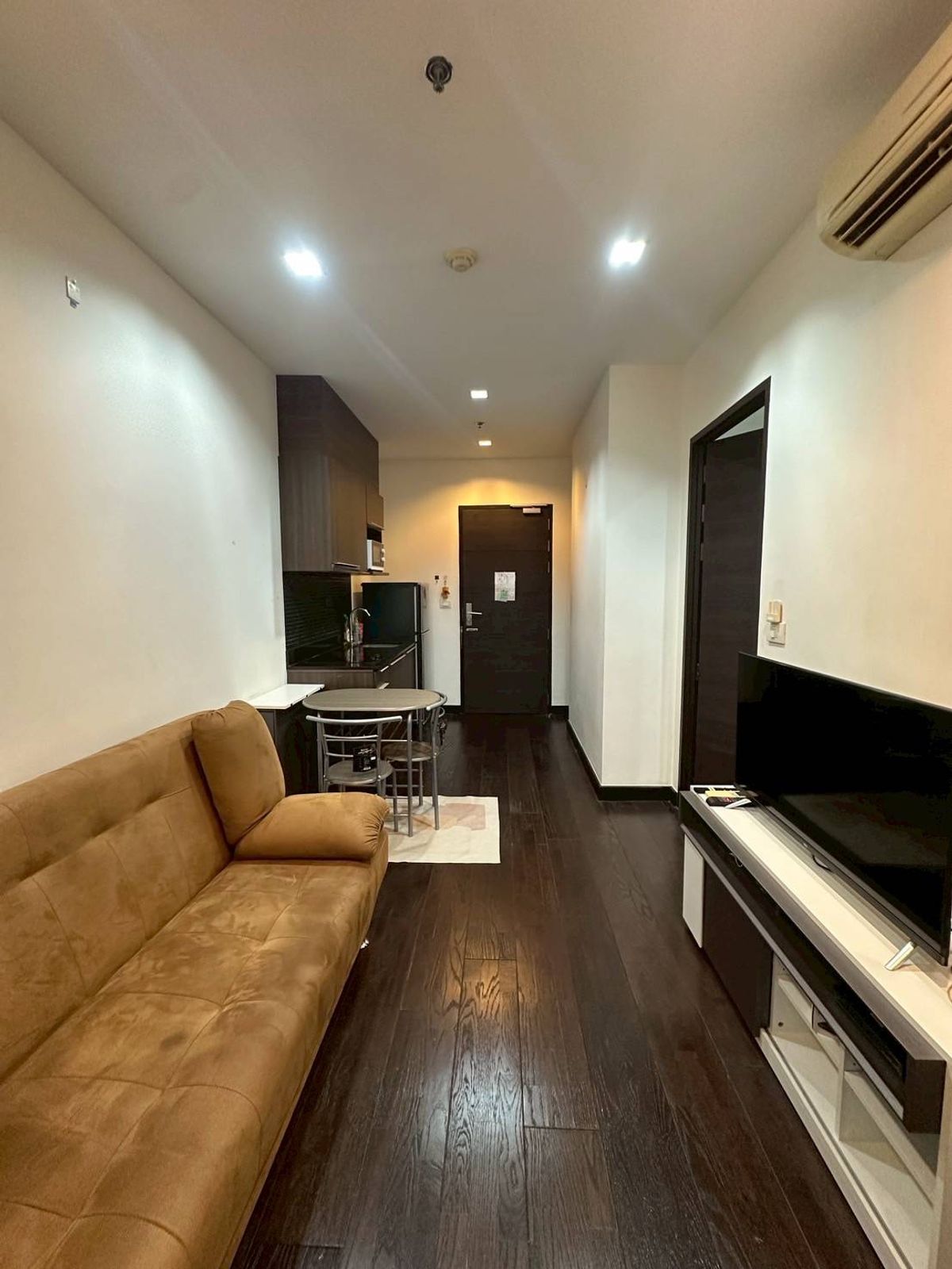 For RentCondoRatchathewi,Phayathai : The price is very good !! Renting urgently, IDEO Q Phayathai Size 40SQM (1Bedroom/1Bathroom), 3X floor at 20,000 baht/month.