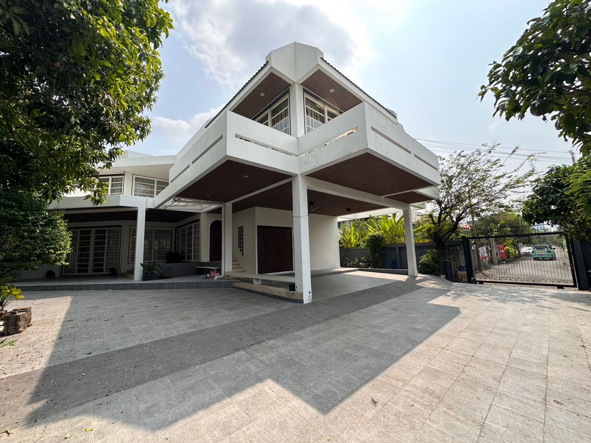 ให้เช่าโฮมออฟฟิศอ่อนนุช อุดมสุข : ให้เช่าบ้านเดี่ยวบนถนนสุขุมวิท 71 ซอยปรีดีพนมยงค์ 14 พื้นที่กว้างขวาง สงบร่มรื่น พร้อมสวนขนาดใหญ่ เหมาะสำหรับอยู่อาศัยหรือทำเป็น Home Office  