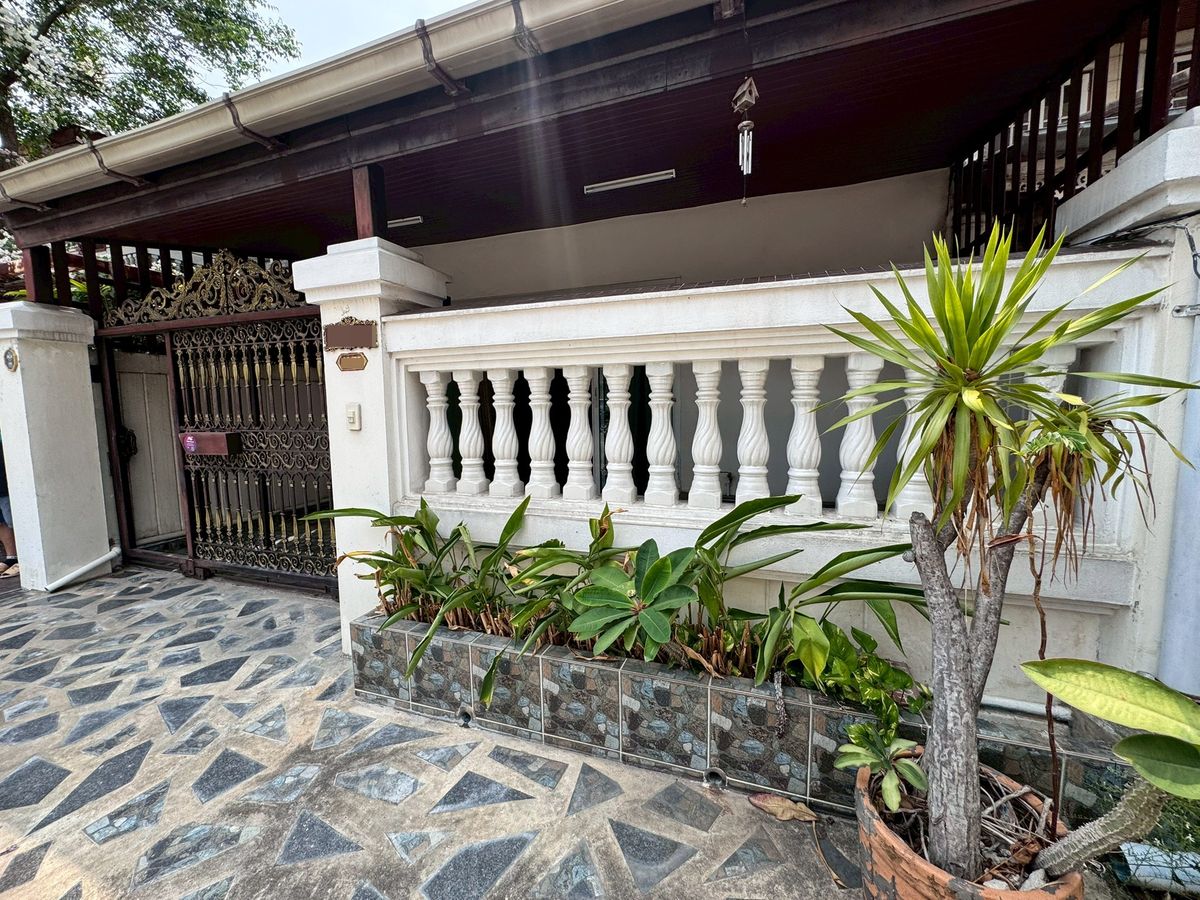 ขายทาวน์โฮมลาดพร้าว เซ็นทรัลลาดพร้าว : ขายทาวน์เฮ้าส์ ติดรถไฟฟ้า ลาดพร้าว71 ต่อเติมเต็ม ** เพียง 6.8 ล้านบาท ** (N.1636)