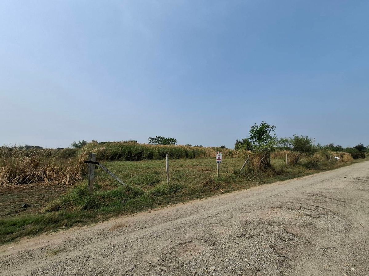 ขายที่ดินนครปฐม : ขายที่ดินสวย 2 ไร่ นครปฐม ไร่ละ 500,000 เชื่อมต่อได้ทั้ง นครปฐม กาญจนบุรี สุพรรณี ใกล้มอเตอร์เวย์  กว้าง 40 เมตร ลึก 80 เมตร