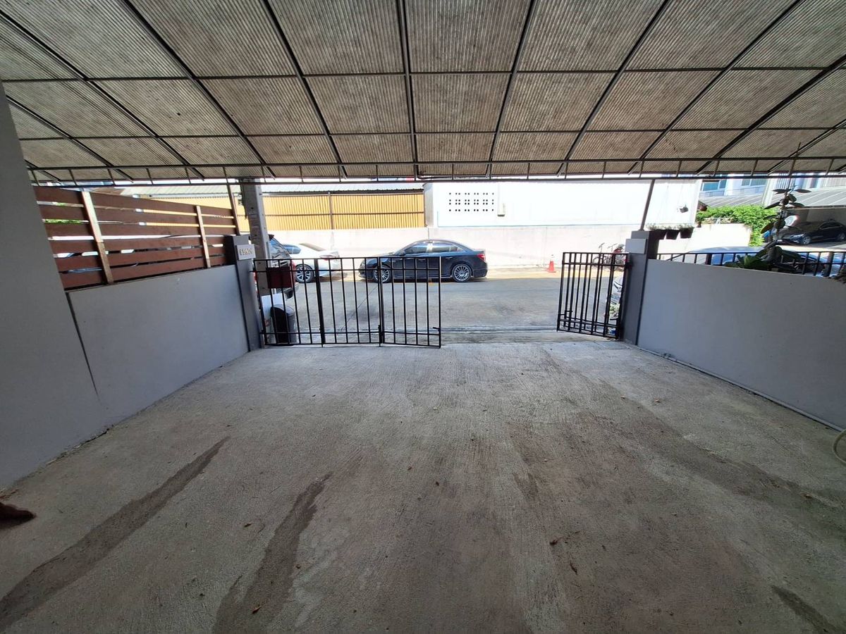 For SaleTownhomeEakachai, Bang Bon : 3 -storey homes for sale, price not more than 4 million, exclusive, Sathorn Kalapapruek, The Exclusive Sathon Kanlapapruek, area 21.4 sq.w.