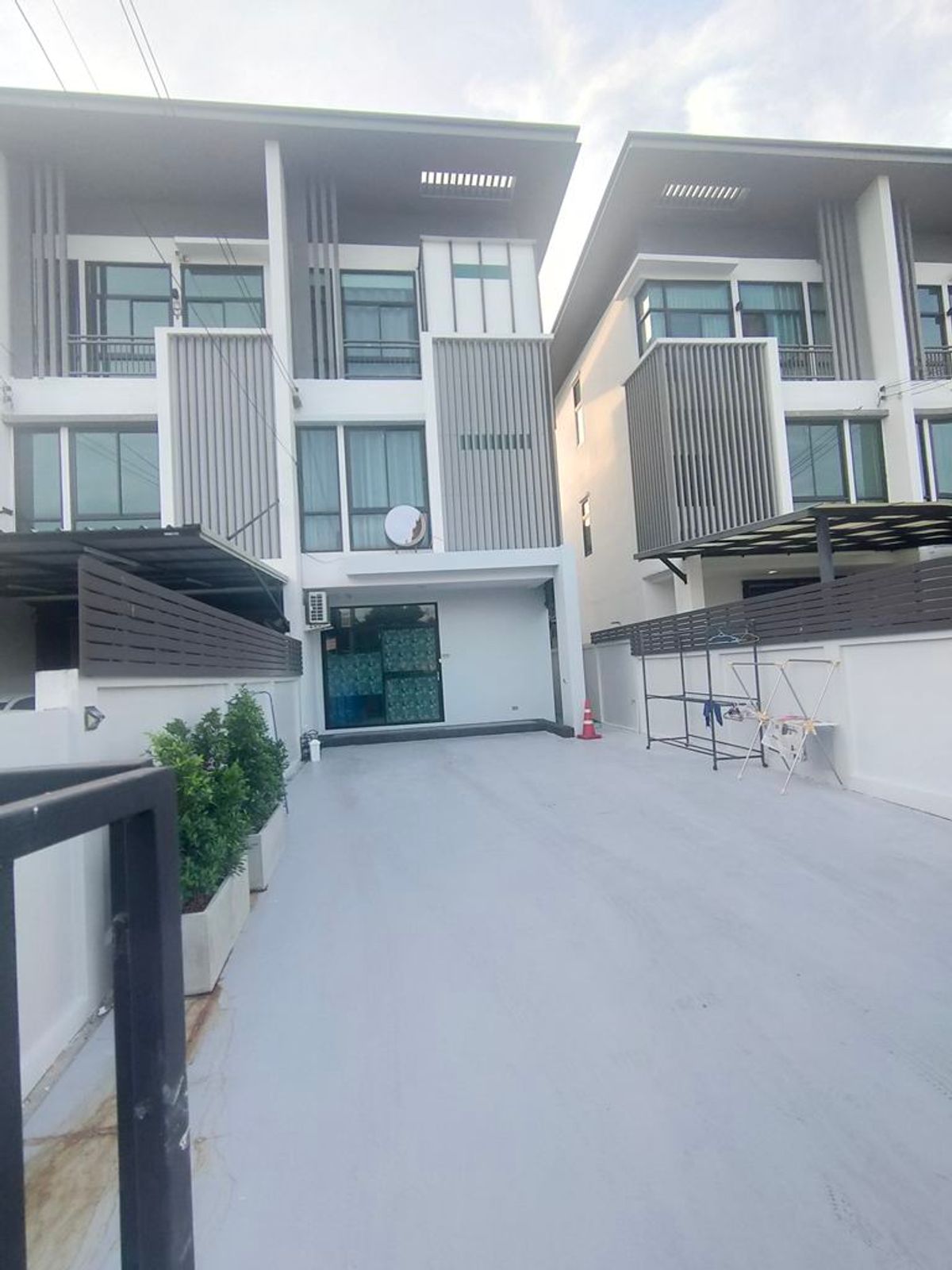TownhomeChokchai 4, Ladprao 71, Ladprao 48, : Urgent sale, 3 -story townhome behind the corner of 4 car parks, 37 sq.whi, cozy house, Nagi Niwat, 4 bedrooms, 4 water