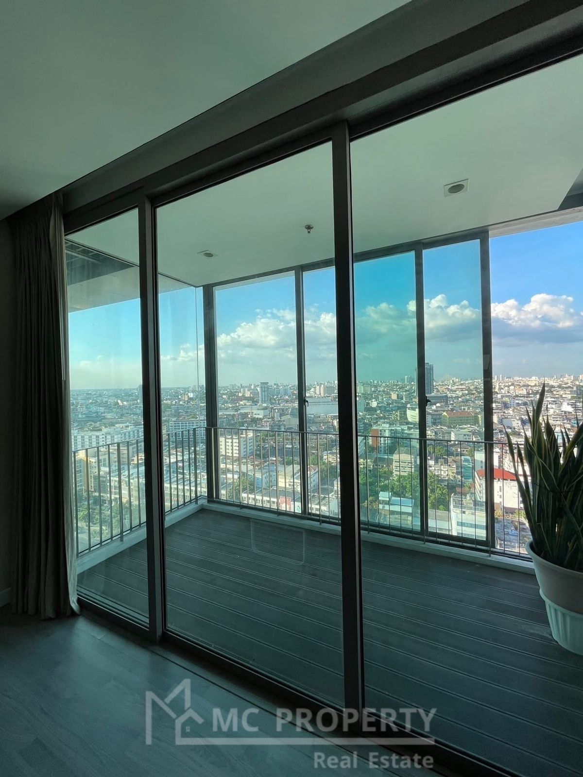 ขายคอนโดวงเวียนใหญ่ เจริญนคร : ห้อง BTS Wongwianyai 2 ห้องนอน 89sqm 20fl ++ ขายเพียง 12MB กรุณาติดต่อ 0816878954