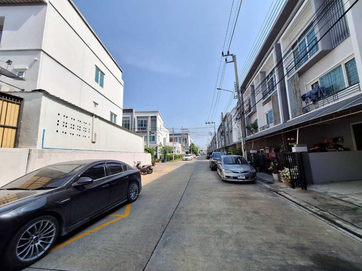 For SaleTownhomeEakachai, Bang Bon : 3 -storey homes for sale, price not more than 4 million, exclusive, Sathorn Kalapapruek, The Exclusive Sathon Kanlapapruek, area 21.4 sq.w.