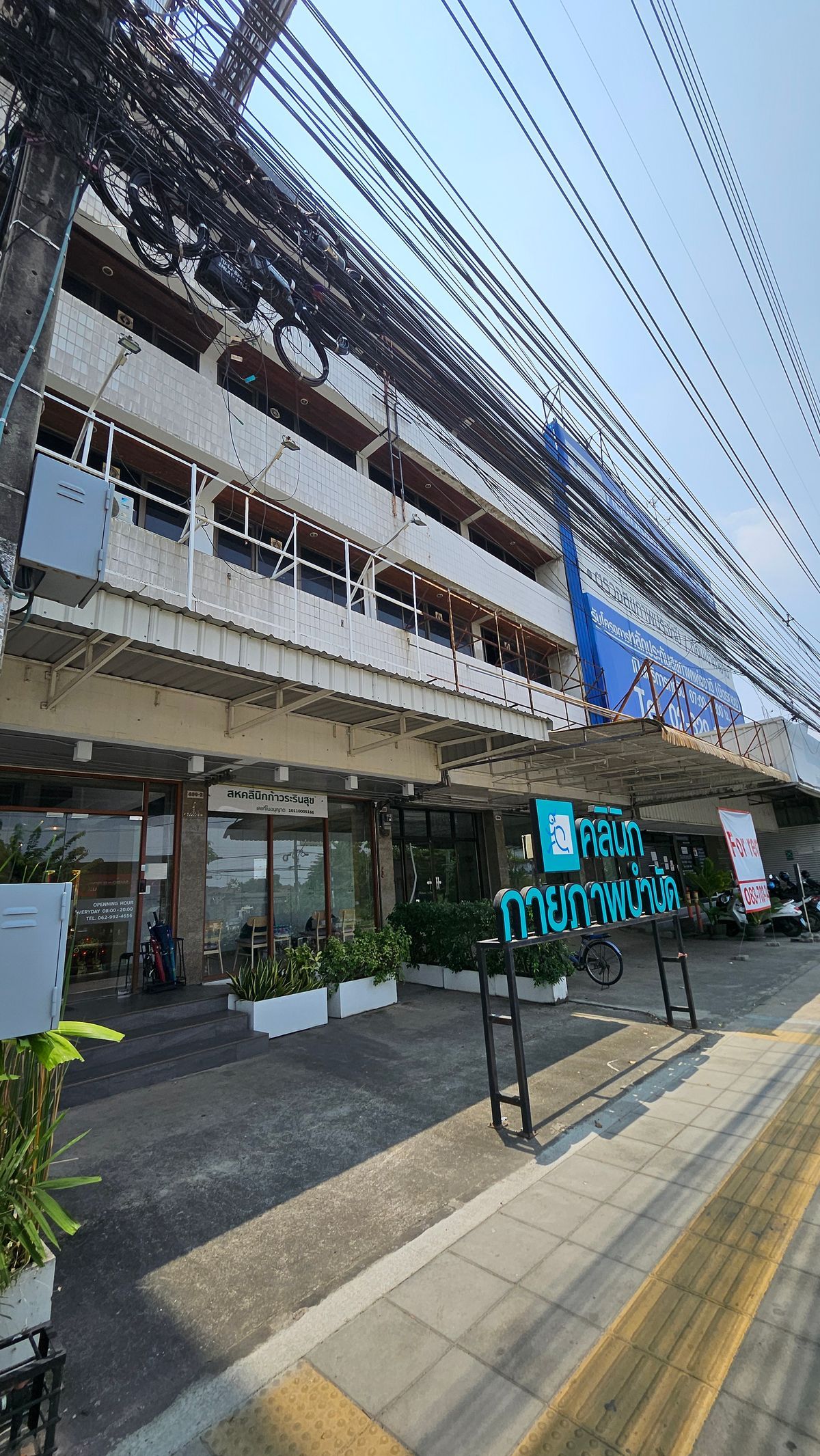 For RentShop HouseLadkrabang, Suwannaphum Airport : 2 -storey commercial building for rent on Onnut Road