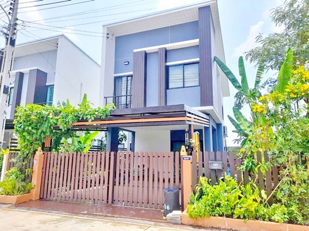 For RentTownhomePattaya, Bangsaen, Chonburi : Don Hua Lo Robinsan Chon Buri, Amata 2.6 km. Rent a 2 -story house, 35 sq.w. 160 sq.m., Phanat Nikhom 2.7 km.