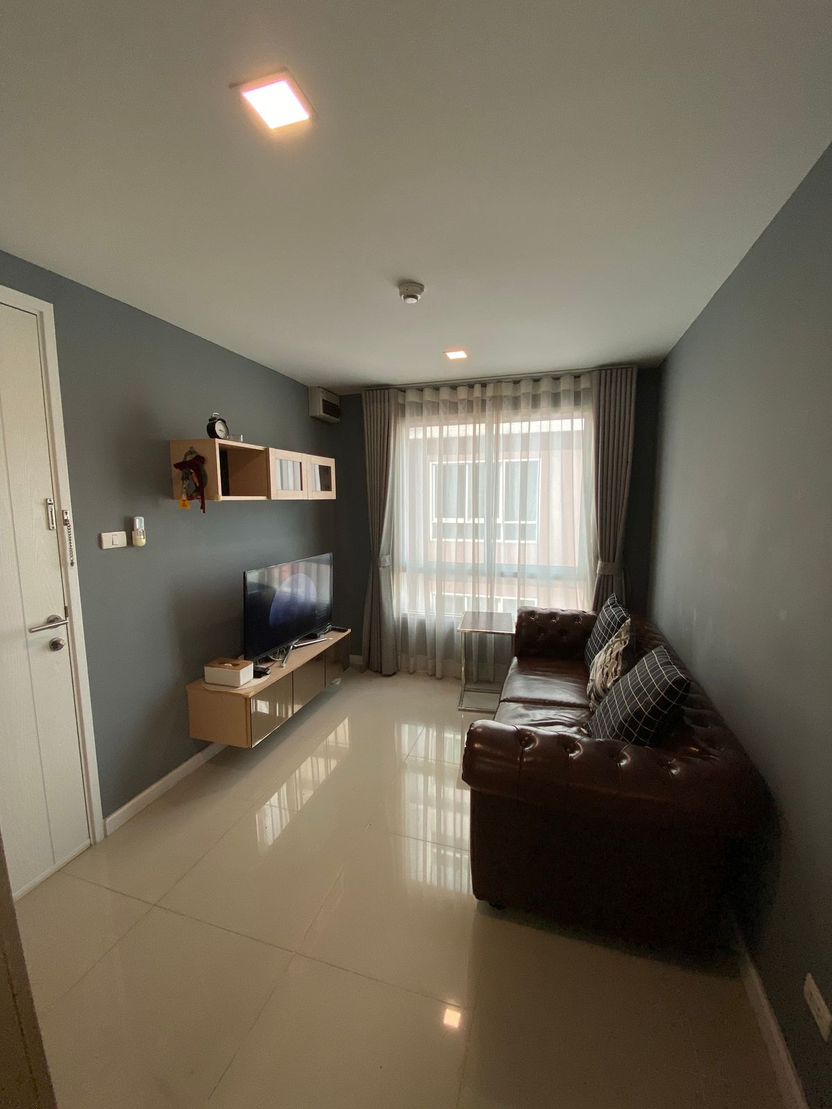 For RentCondoVipawadee, Don Mueang, Lak Si : JW Donmuang Condo, the corner room is not attached to anyone, furniture, complete electrical appliances. Free for rent