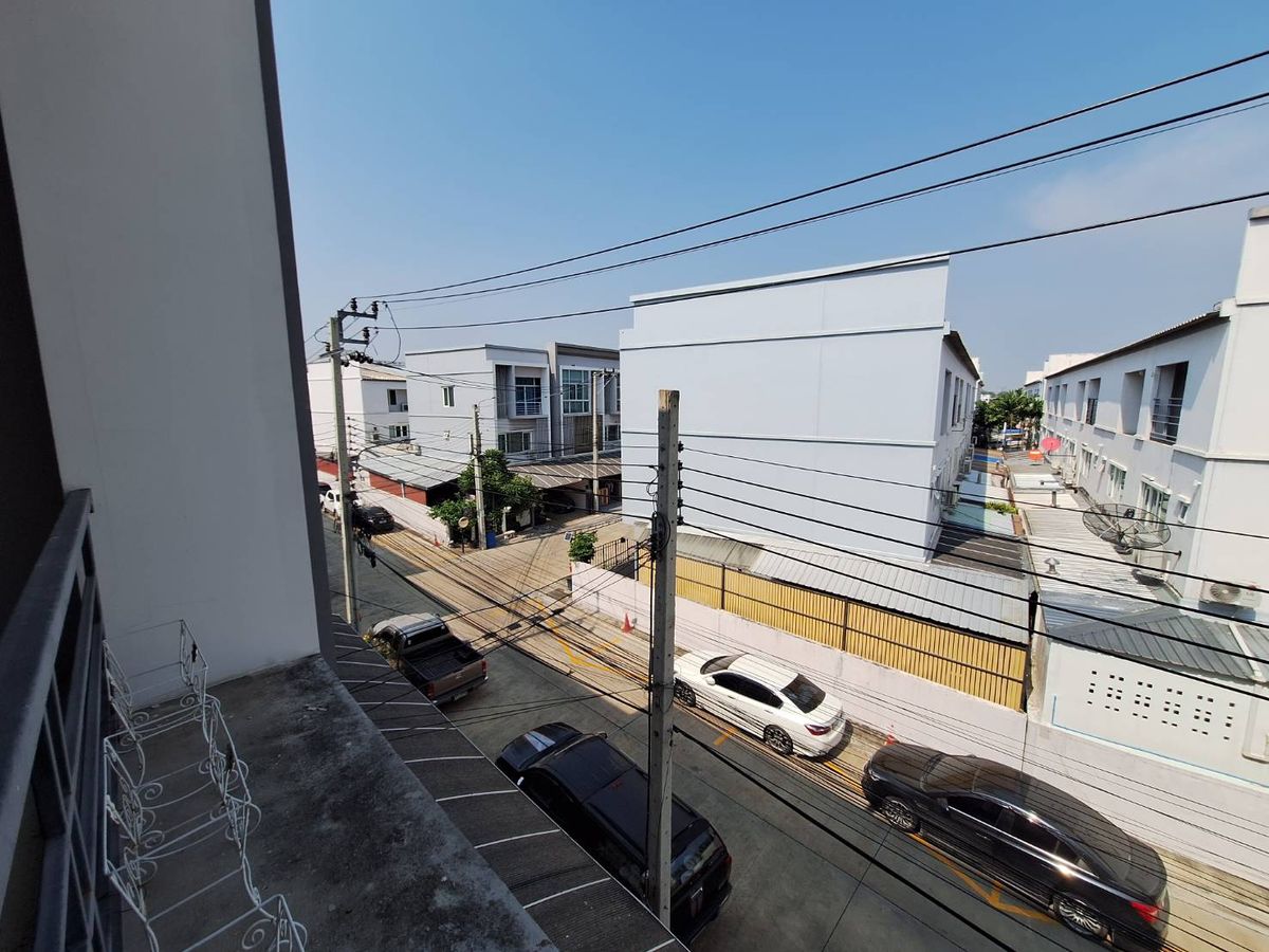 For SaleTownhomeEakachai, Bang Bon : 3 -storey homes for sale, price not more than 4 million, exclusive, Sathorn Kalapapruek, The Exclusive Sathon Kanlapapruek, area 21.4 sq.w.