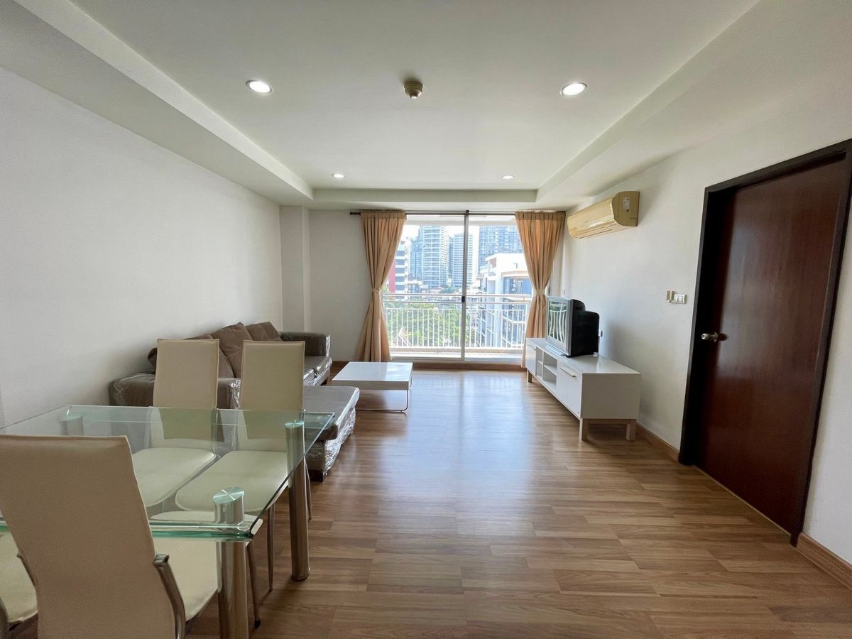 For RentCondoSukhumvit, Asoke, Thonglor : 🏡 For Rent | Y.O. Place Sukhumvit 16 | Spacious 1-Bedroom | Near BTS Asoke & MRT Queen Sirikit