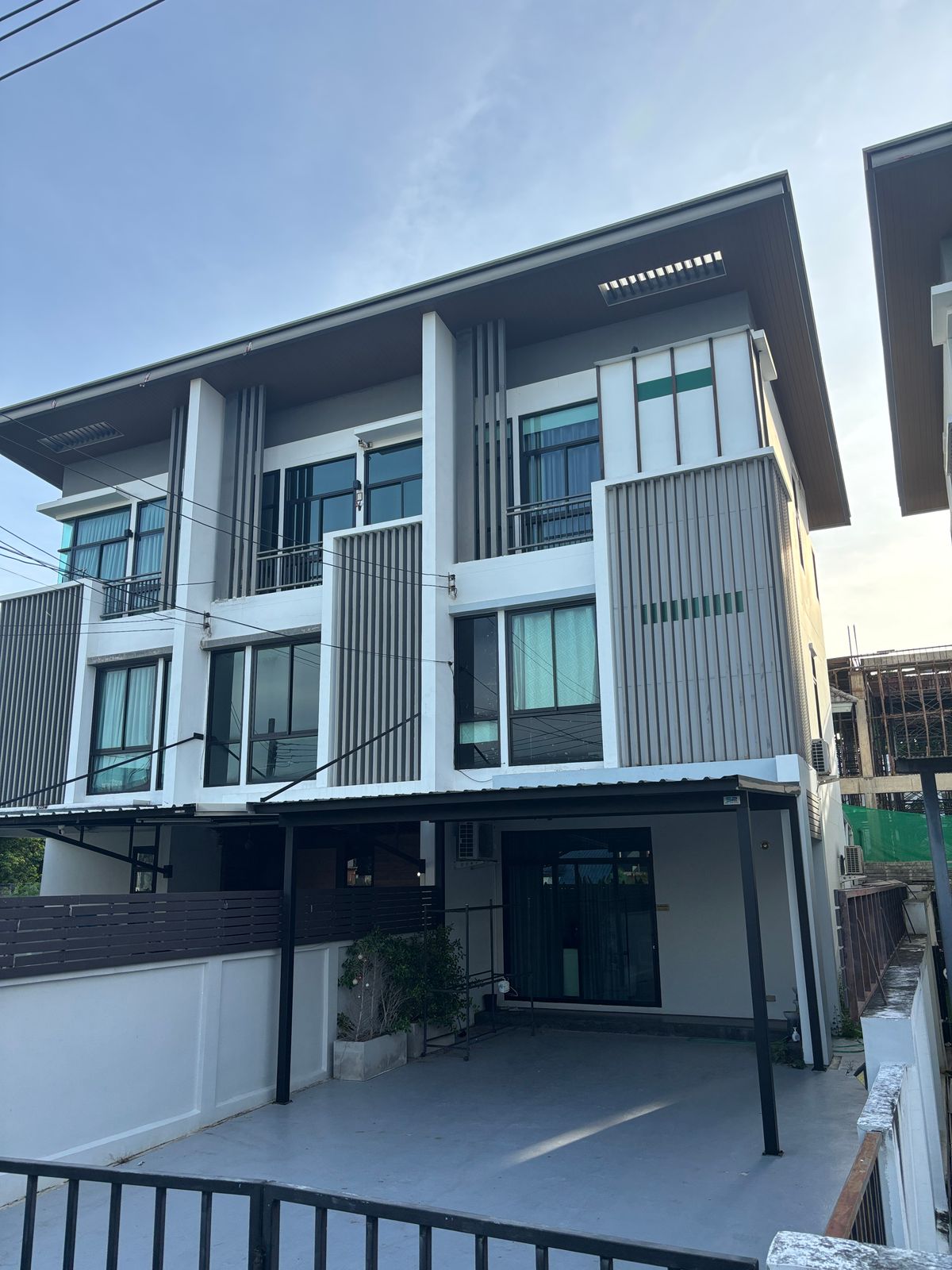 ทาวน์โฮมโชคชัย4 ลาดพร้าว71 : ขายด่วน ทาวน์โฮม3ชั้นหลังมุม จอดรถ 4 คัน 37ตรว บ้าน cozy นาคนิวาส  4นอน 4 น้ำ