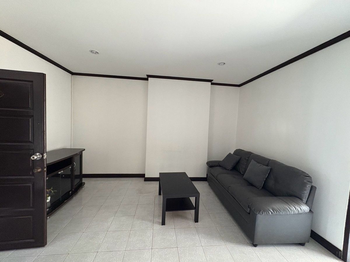 For SaleCondoBangna, Bearing, Lasalle : 2-BR Condo at Country Complex Bangna near BTS Bang Na (2075434)