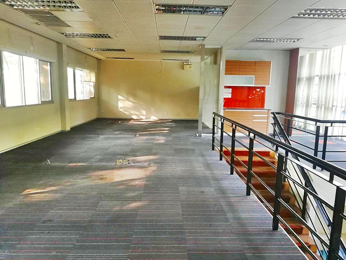 For RentOfficeSukhumvit, Asoke, Thonglor : Commercial area 200 sqm. Next to Ekkamai Road