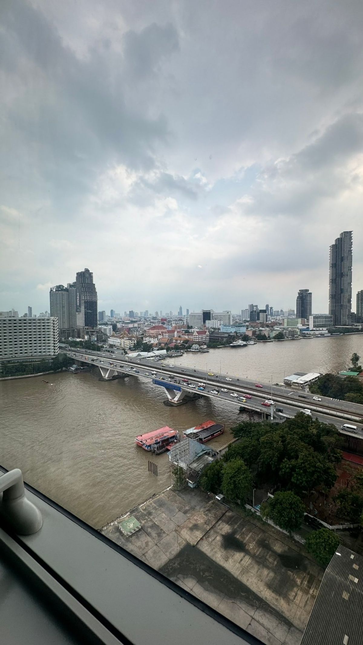 For RentCondoWongwianyai, Charoennakor : 🔥For urgent rent🔥 Condo The River, large room, Duplex, Chao Phraya River view, near BTS Charoen Nakhon station