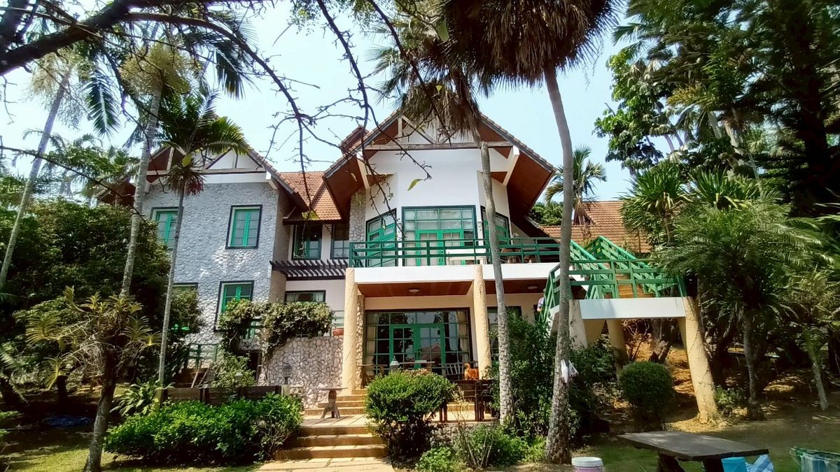 For SaleHousePak Chong KhaoYai : Selling a 2 -story luxury house with a floors underground, feng shui, good furniture, Pak Chong, Nakhon Ratchasima, 3 rai 2 ngan, only 26.8 minus. Safe from earthquakes and floods.