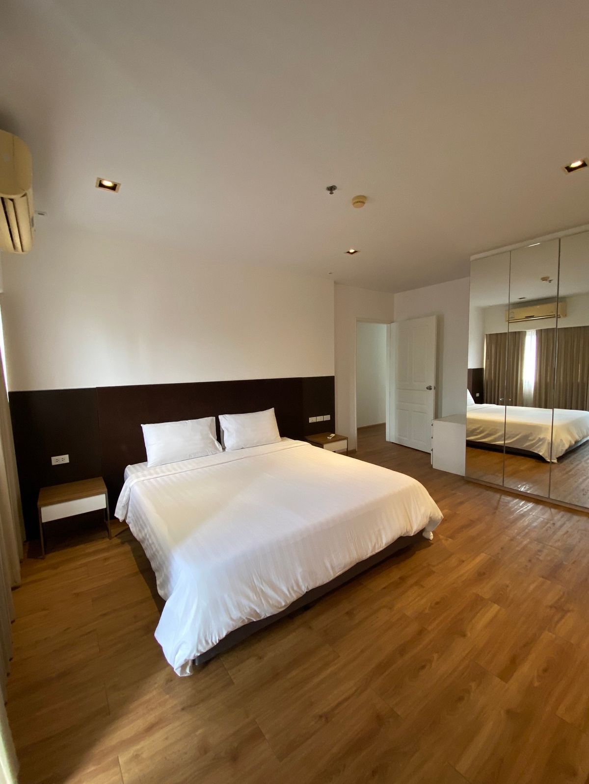 For RentCondoSukhumvit, Asoke, Thonglor : For Rent Nantiruj Tower Sukhumvit (Soi 8) 52K/Month Contact Emmy 095-5300101