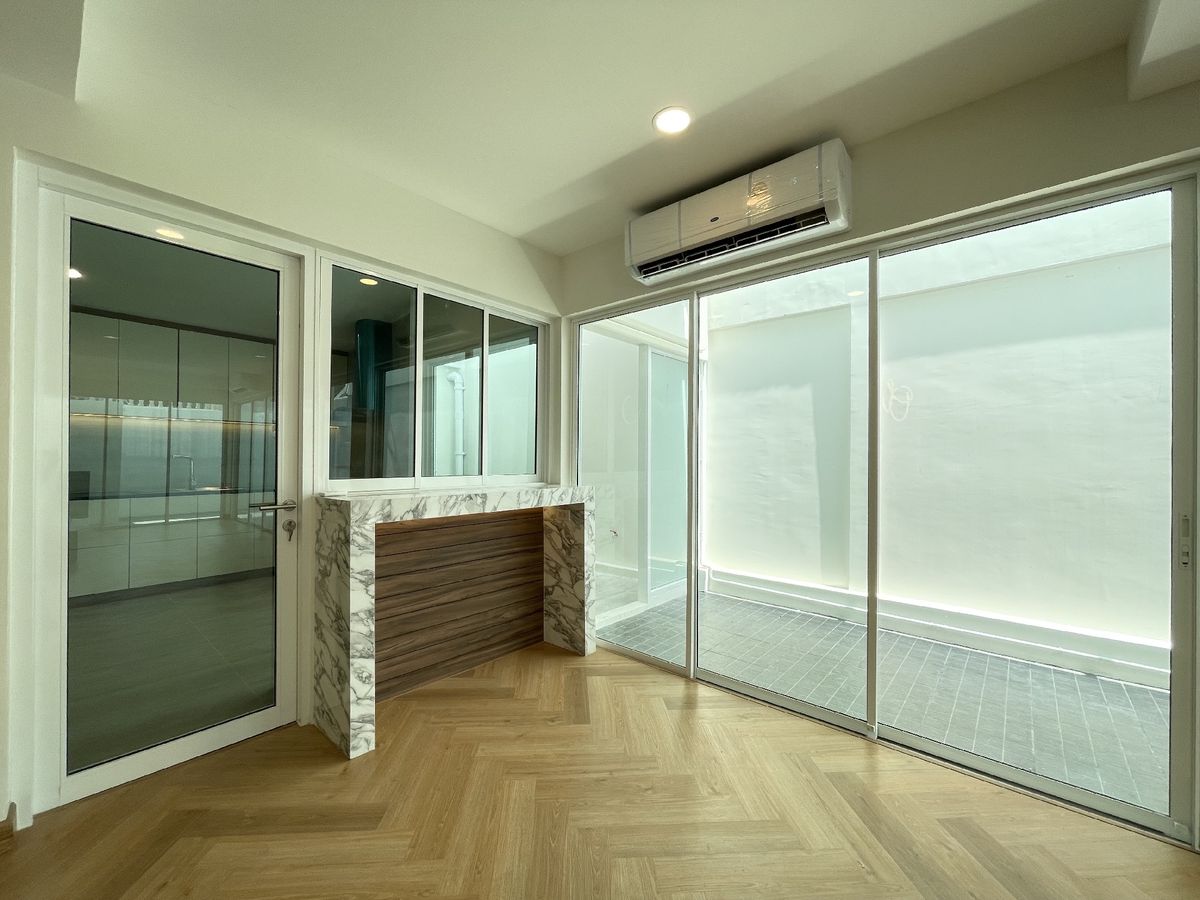 ขายทาวน์โฮมรัชดา ห้วยขวาง : 📢👇ขายพร้อมผู้เช่า รับค่าเช่า150k สัญญาสิ้นสุด พฤษภา 2569บ้านเพิ่งรีโนเวทใหม่ พร้อมให้คุณมาพักอาศัย ใจกลางกรุงเทพ ย่านธุรกิจ เดินทางสะดวก ใกล้Central พระราม9