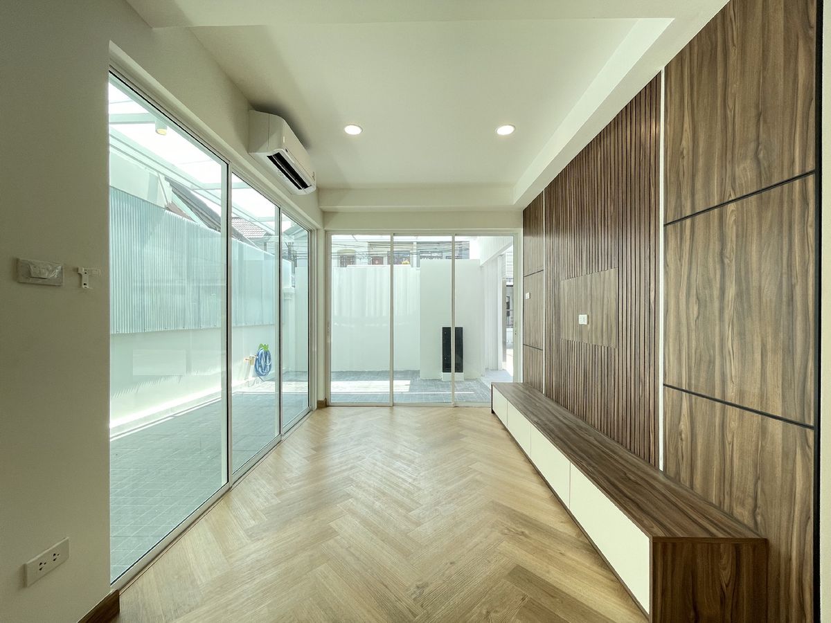 ขายทาวน์โฮมรัชดา ห้วยขวาง : 📢👇ขายพร้อมผู้เช่า รับค่าเช่า150k สัญญาสิ้นสุด พฤษภา 2569บ้านเพิ่งรีโนเวทใหม่ พร้อมให้คุณมาพักอาศัย ใจกลางกรุงเทพ ย่านธุรกิจ เดินทางสะดวก ใกล้Central พระราม9