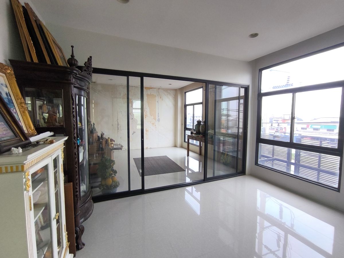 ขายอาคารพาณิชย์พัทยา บางแสน ชลบุรี สัตหีบ : อาคารพาณิชย์ 3.5 ชั้น ทำเลทำธุรกิจ พท.ใช้สอยกว่า 900 ตรม.