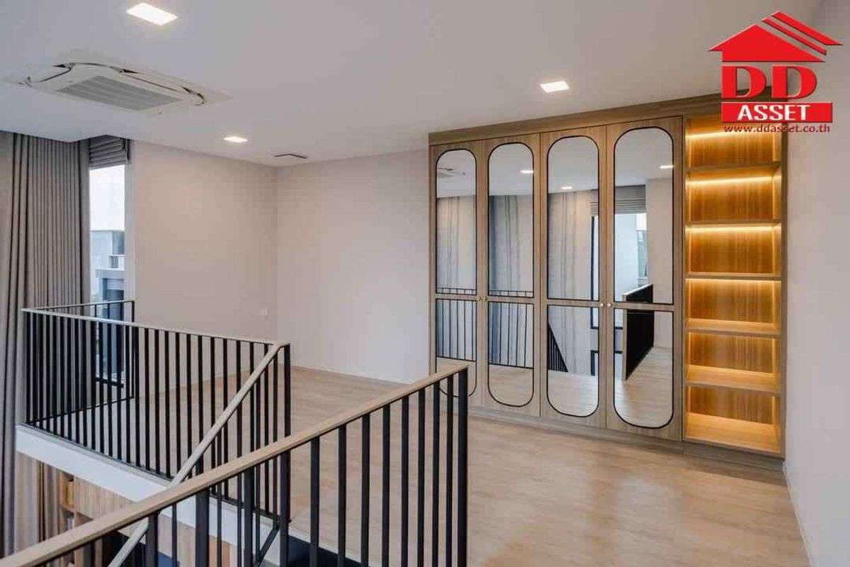 For RentHousePattanakan, Srinakarin : For Rent Vive Krungthep Kreetha, Krungthep Kreetha, behind the Velington School, Code: H8199