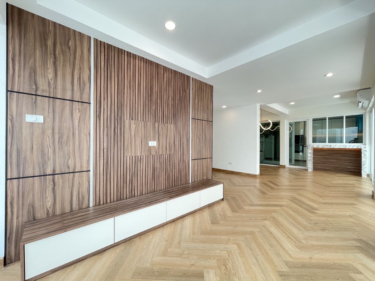 ขายทาวน์โฮมรัชดา ห้วยขวาง : 📢👇ขายพร้อมผู้เช่า รับค่าเช่า150k สัญญาสิ้นสุด พฤษภา 2569บ้านเพิ่งรีโนเวทใหม่ พร้อมให้คุณมาพักอาศัย ใจกลางกรุงเทพ ย่านธุรกิจ เดินทางสะดวก ใกล้Central พระราม9