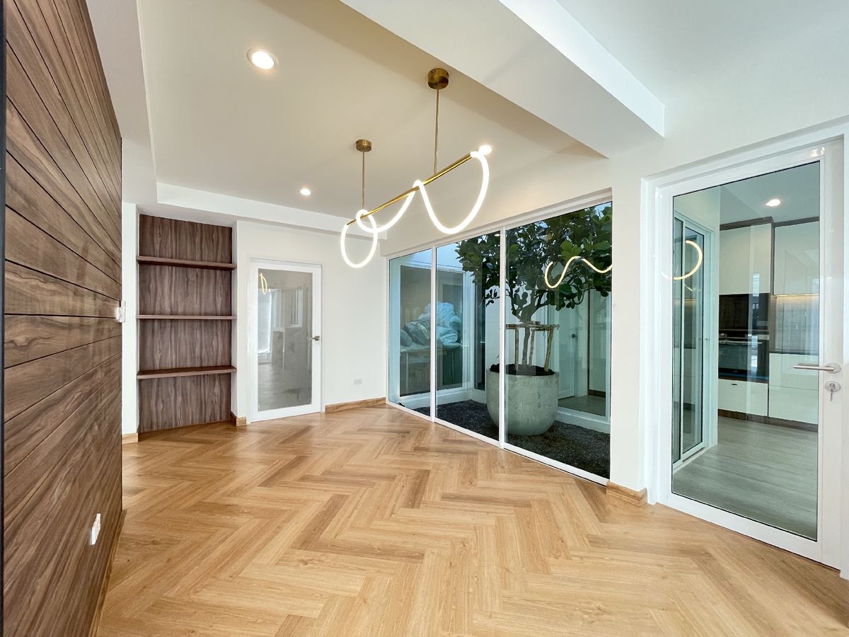 ขายทาวน์โฮมรัชดา ห้วยขวาง : 📢👇ขายพร้อมผู้เช่า รับค่าเช่า150k สัญญาสิ้นสุด พฤษภา 2569บ้านเพิ่งรีโนเวทใหม่ พร้อมให้คุณมาพักอาศัย ใจกลางกรุงเทพ ย่านธุรกิจ เดินทางสะดวก ใกล้Central พระราม9