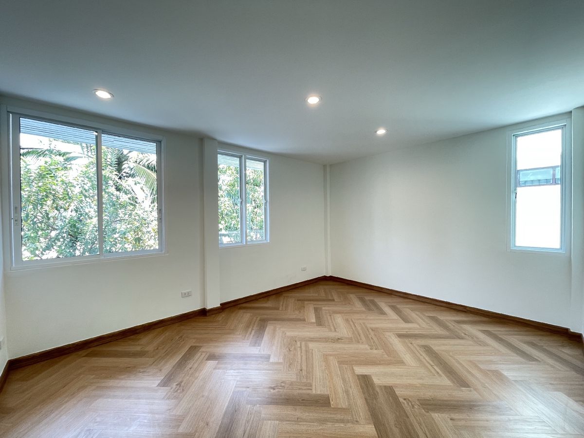 ขายทาวน์โฮมรัชดา ห้วยขวาง : 📢👇ขายพร้อมผู้เช่า รับค่าเช่า150k สัญญาสิ้นสุด พฤษภา 2569บ้านเพิ่งรีโนเวทใหม่ พร้อมให้คุณมาพักอาศัย ใจกลางกรุงเทพ ย่านธุรกิจ เดินทางสะดวก ใกล้Central พระราม9