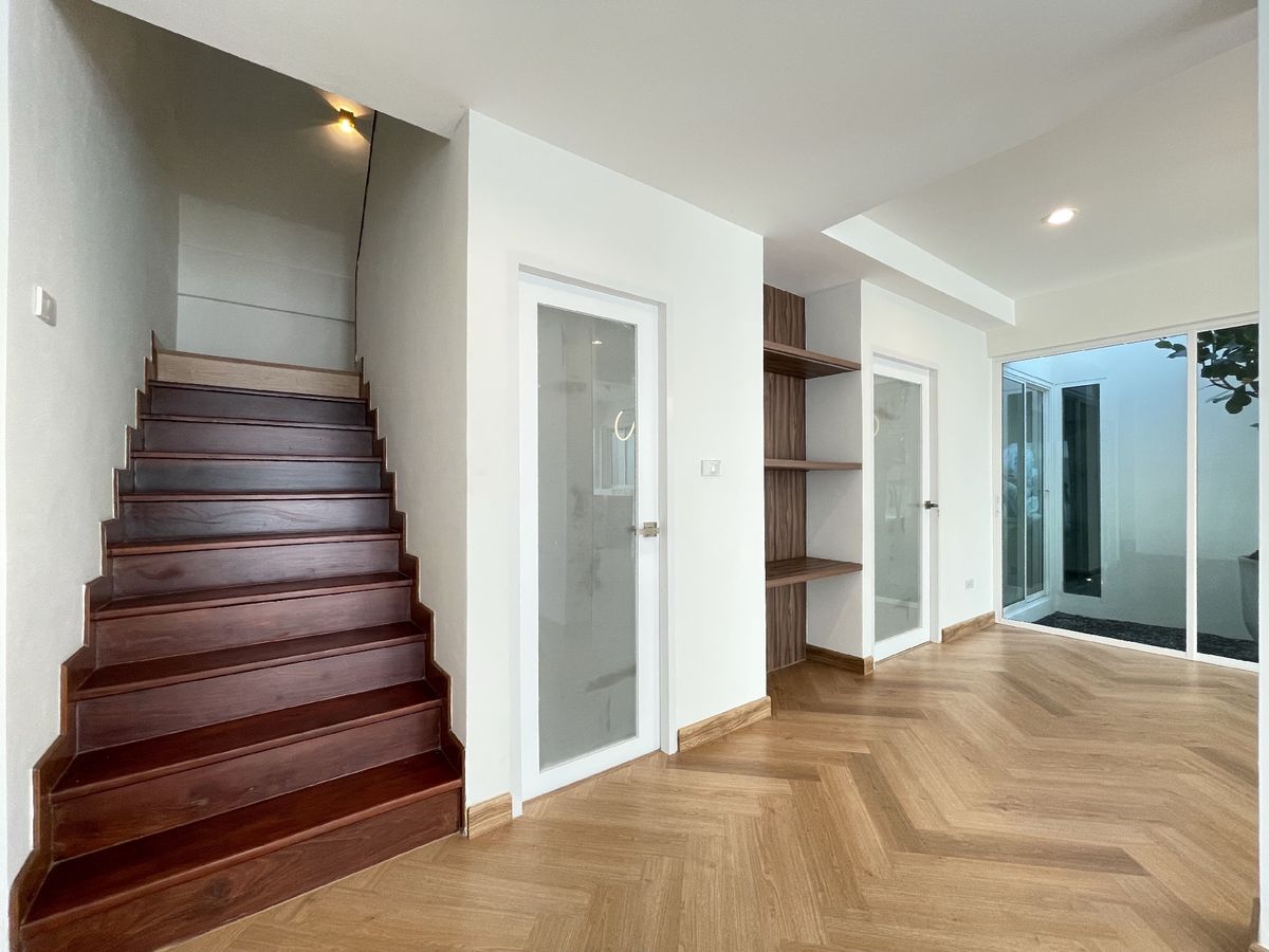 ขายทาวน์โฮมรัชดา ห้วยขวาง : 📢👇ขายพร้อมผู้เช่า รับค่าเช่า150k สัญญาสิ้นสุด พฤษภา 2569บ้านเพิ่งรีโนเวทใหม่ พร้อมให้คุณมาพักอาศัย ใจกลางกรุงเทพ ย่านธุรกิจ เดินทางสะดวก ใกล้Central พระราม9