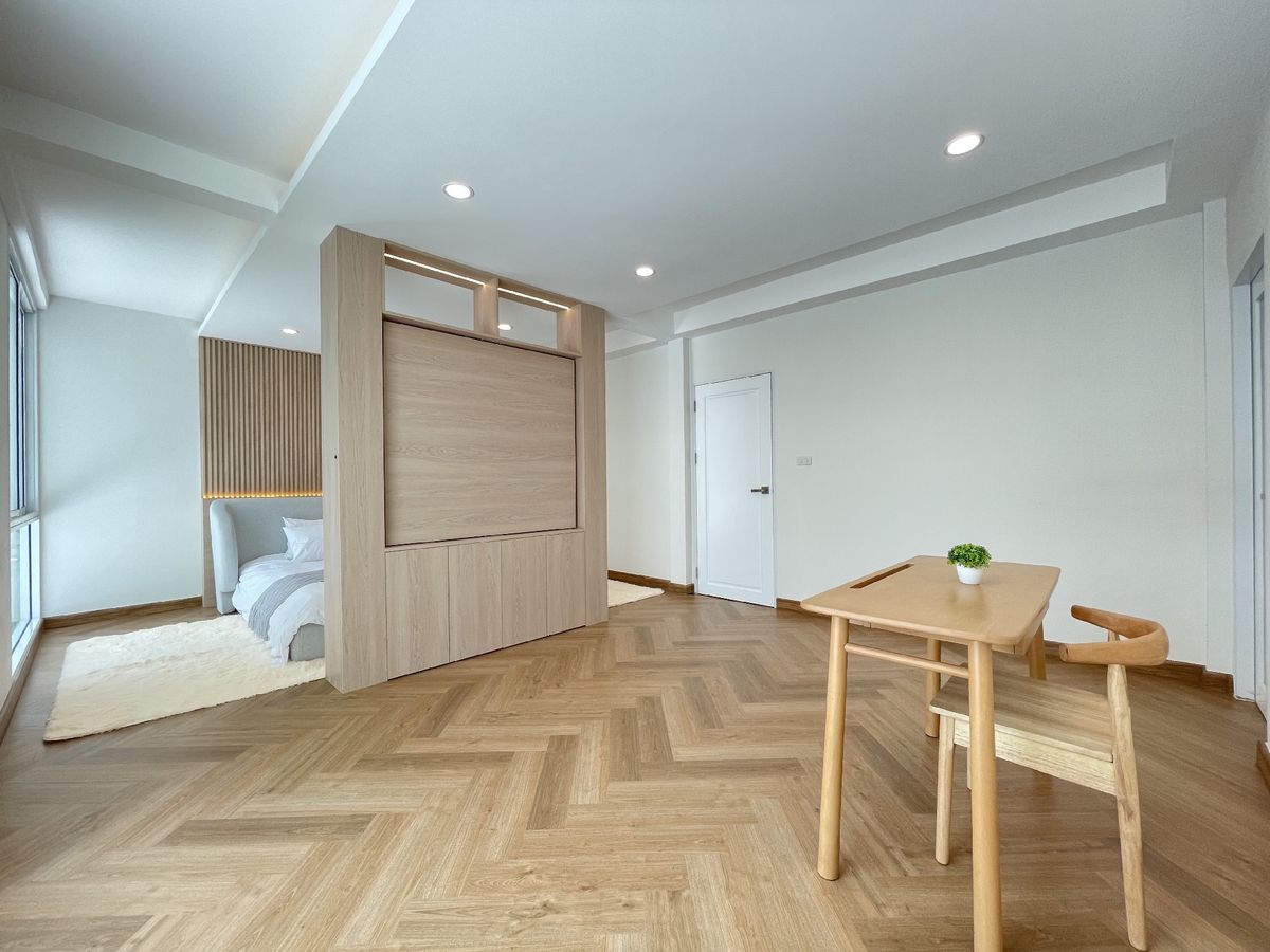 ขายทาวน์โฮมรัชดา ห้วยขวาง : 📢👇ขายพร้อมผู้เช่า รับค่าเช่า150k สัญญาสิ้นสุด พฤษภา 2569บ้านเพิ่งรีโนเวทใหม่ พร้อมให้คุณมาพักอาศัย ใจกลางกรุงเทพ ย่านธุรกิจ เดินทางสะดวก ใกล้Central พระราม9