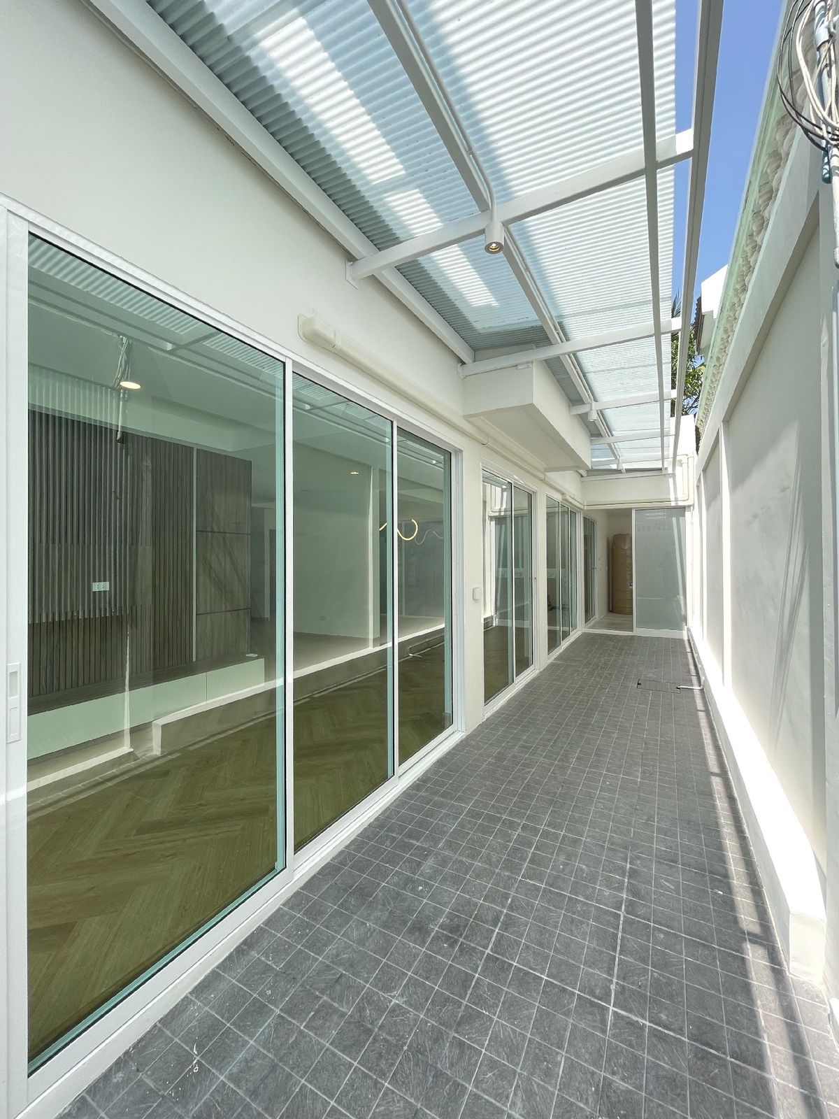 ขายทาวน์โฮมรัชดา ห้วยขวาง : 📢👇ขายพร้อมผู้เช่า รับค่าเช่า150k สัญญาสิ้นสุด พฤษภา 2569บ้านเพิ่งรีโนเวทใหม่ พร้อมให้คุณมาพักอาศัย ใจกลางกรุงเทพ ย่านธุรกิจ เดินทางสะดวก ใกล้Central พระราม9