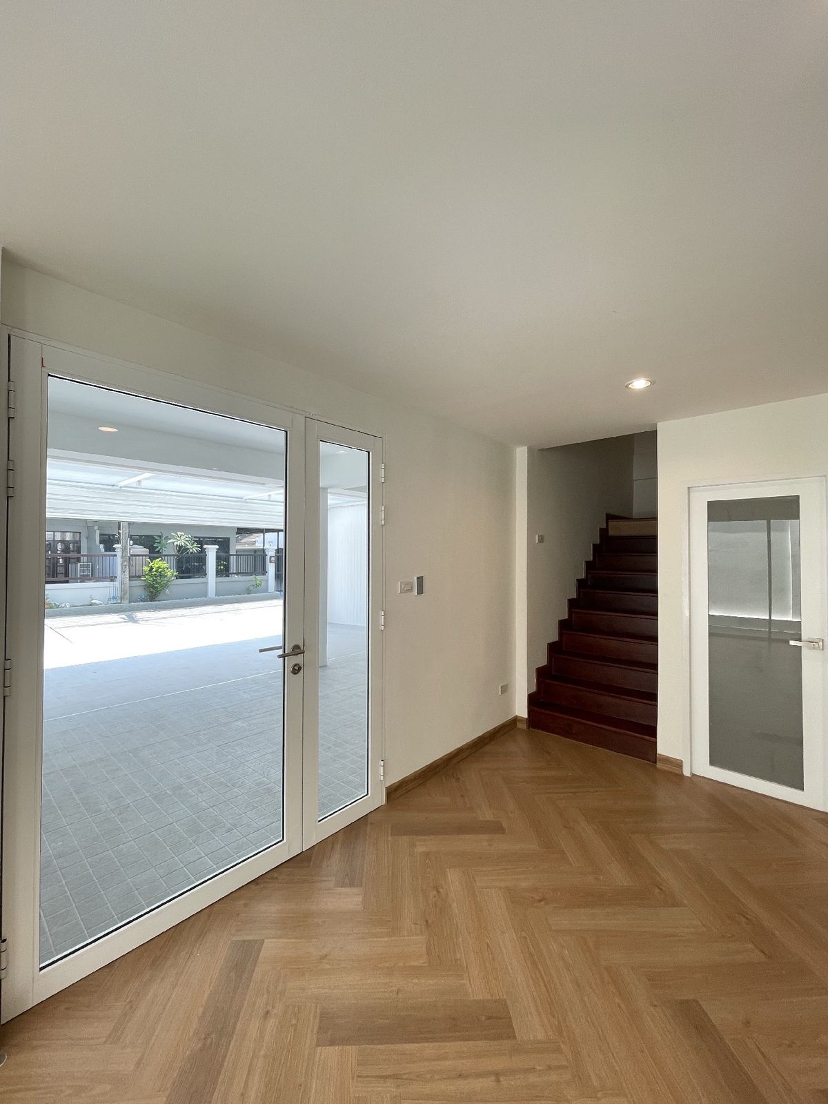 ขายทาวน์โฮมรัชดา ห้วยขวาง : 📢👇ขายพร้อมผู้เช่า รับค่าเช่า150k สัญญาสิ้นสุด พฤษภา 2569บ้านเพิ่งรีโนเวทใหม่ พร้อมให้คุณมาพักอาศัย ใจกลางกรุงเทพ ย่านธุรกิจ เดินทางสะดวก ใกล้Central พระราม9