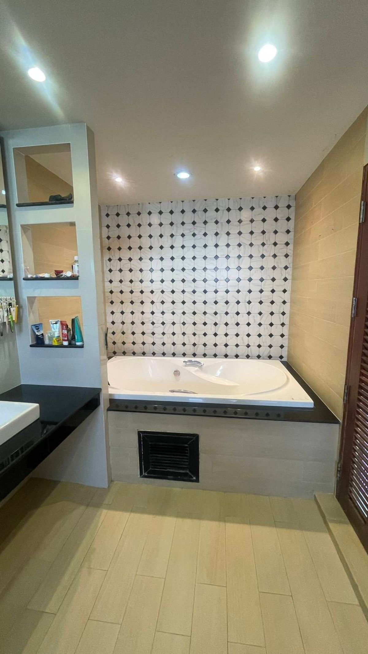 ขายอาคารพาณิชย์พัทยา บางแสน ชลบุรี สัตหีบ : อาคารพาณิชย์ 3.5 ชั้น ทำเลทำธุรกิจ พท.ใช้สอยกว่า 900 ตรม.