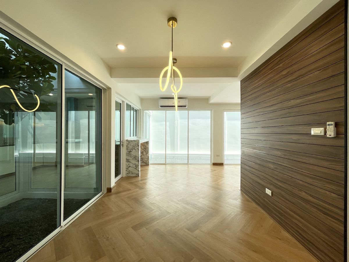 ขายทาวน์โฮมรัชดา ห้วยขวาง : 📢👇ขายพร้อมผู้เช่า รับค่าเช่า150k สัญญาสิ้นสุด พฤษภา 2569บ้านเพิ่งรีโนเวทใหม่ พร้อมให้คุณมาพักอาศัย ใจกลางกรุงเทพ ย่านธุรกิจ เดินทางสะดวก ใกล้Central พระราม9