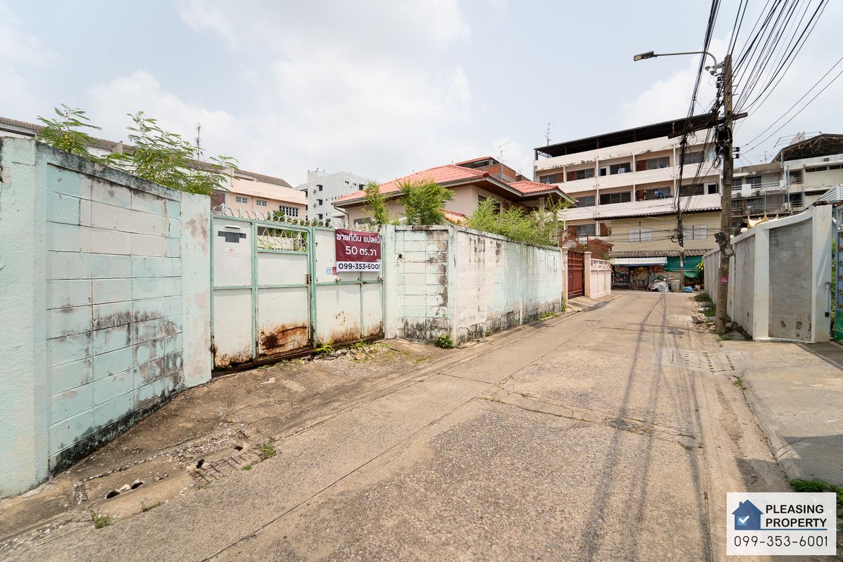 For SaleLandPinklao, Charansanitwong : Land 50 sq.wah Charan Sanitwong 65 👍 Good location 🚄 Near MRT Bang Yi Khan 🚗 Can go in and out in many ways