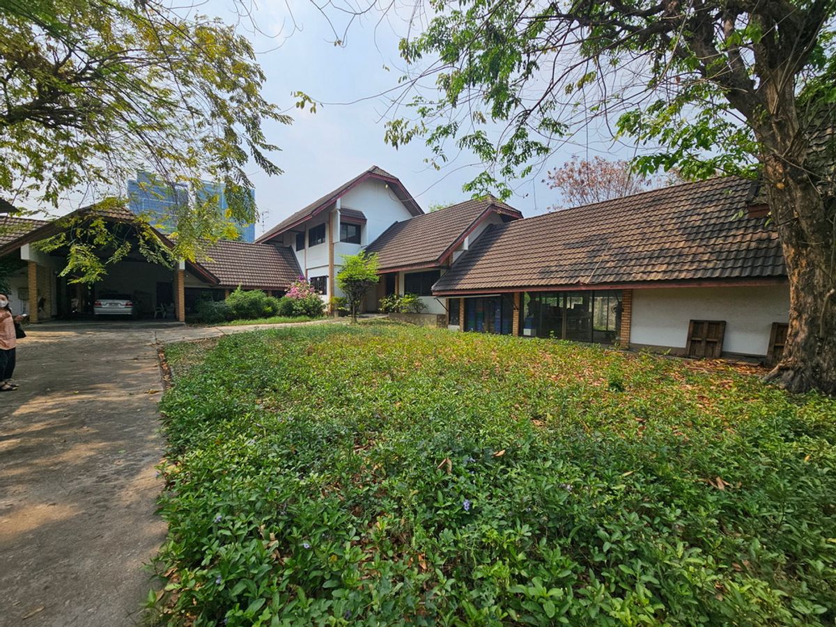 For SaleHouseRama9, Petchburi, RCA : House for sale in Rama 9, Soi 39, size 1 rai, only 100 meters into Soi near Home Pro Rama 9