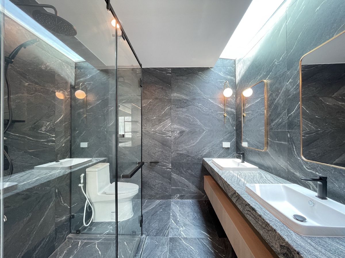 ขายทาวน์โฮมรัชดา ห้วยขวาง : 📢👇ขายพร้อมผู้เช่า รับค่าเช่า150k สัญญาสิ้นสุด พฤษภา 2569บ้านเพิ่งรีโนเวทใหม่ พร้อมให้คุณมาพักอาศัย ใจกลางกรุงเทพ ย่านธุรกิจ เดินทางสะดวก ใกล้Central พระราม9