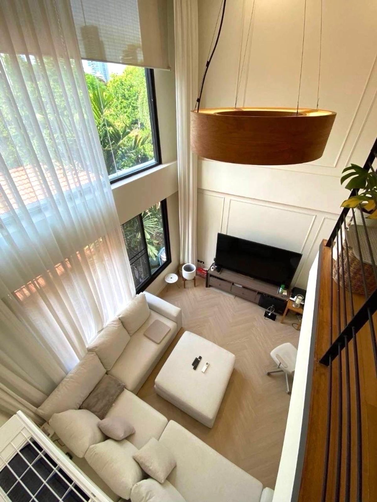 For RentTownhomeSukhumvit, Asoke, Thonglor : ^^ Can raise animals (Only small) ^^  Lets stay at home !! The earthquake doesnt have to run away, like a safe, strong condo !!    The house is very beautiful, very nice to rent. Urgent rent !! Townhome 4.5, 7th floor, Golden Level, Sukhumvit 49, Size 
