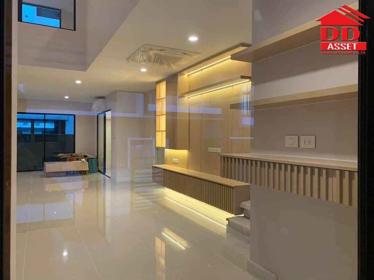 ทาวน์โฮมพระราม 9 เพชรบุรีตัดใหม่ RCA : ขาย / ให้เช่า Nirvana Define ศรีนครินทร์-พระราม 9 รหัส : H8193