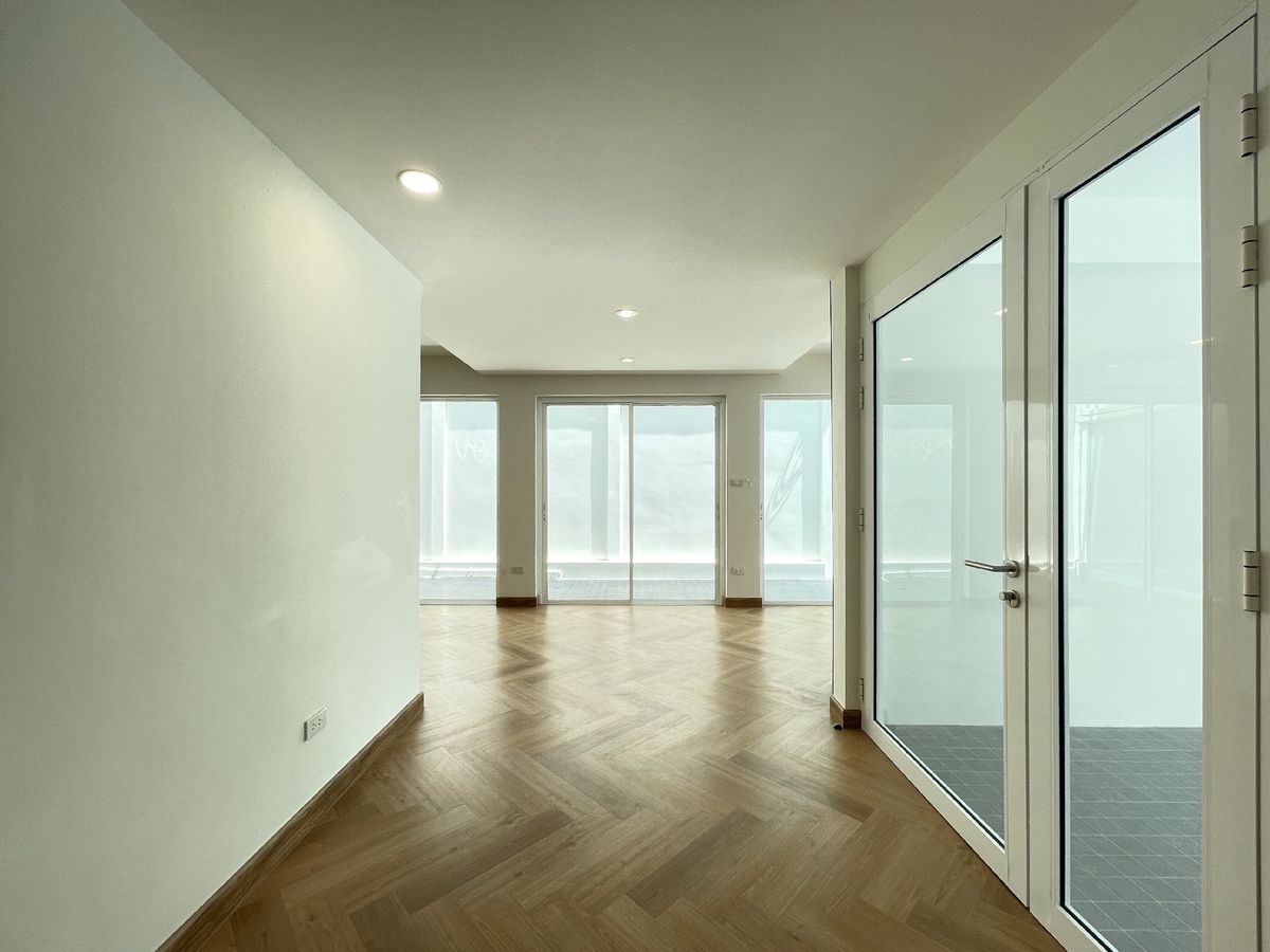 ขายทาวน์โฮมรัชดา ห้วยขวาง : 📢👇ขายพร้อมผู้เช่า รับค่าเช่า150k สัญญาสิ้นสุด พฤษภา 2569บ้านเพิ่งรีโนเวทใหม่ พร้อมให้คุณมาพักอาศัย ใจกลางกรุงเทพ ย่านธุรกิจ เดินทางสะดวก ใกล้Central พระราม9