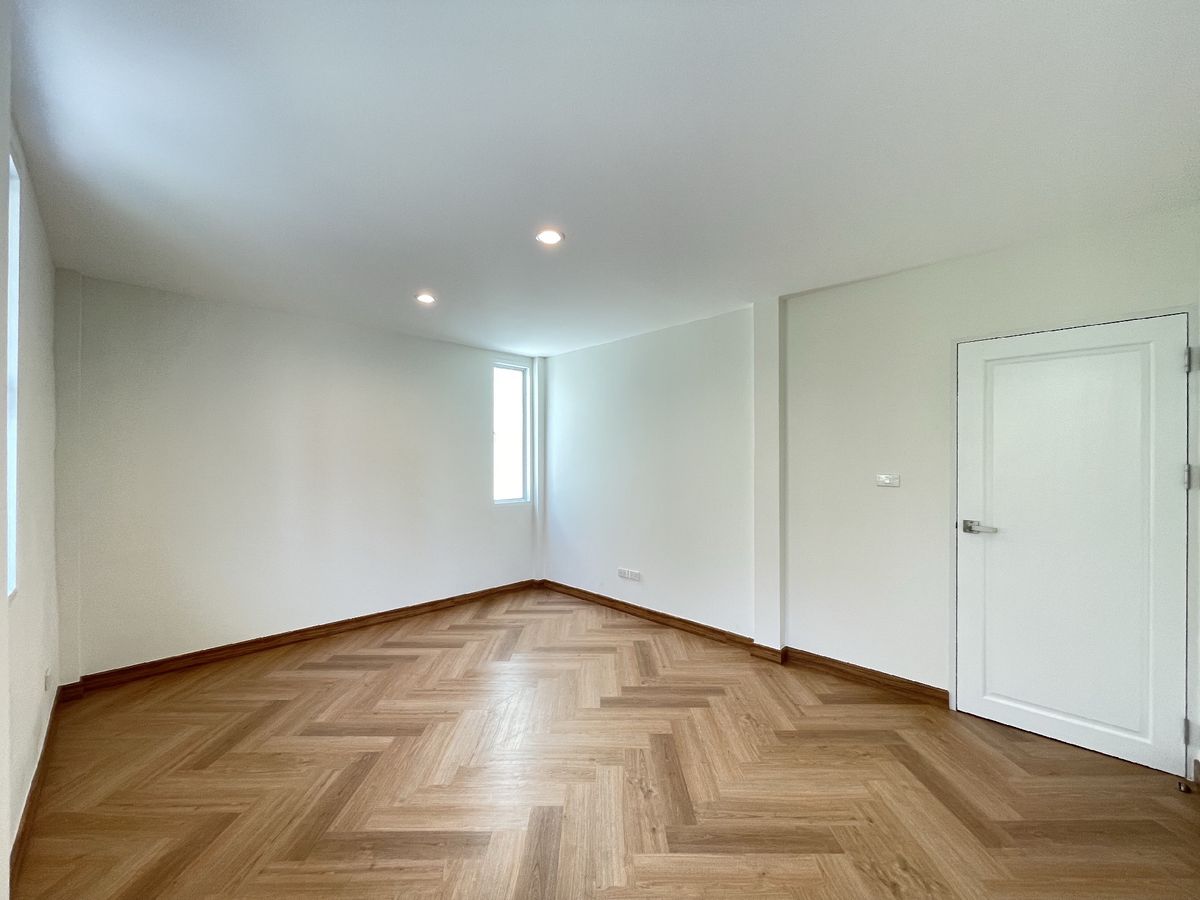 ขายทาวน์โฮมรัชดา ห้วยขวาง : 📢👇ขายพร้อมผู้เช่า รับค่าเช่า150k สัญญาสิ้นสุด พฤษภา 2569บ้านเพิ่งรีโนเวทใหม่ พร้อมให้คุณมาพักอาศัย ใจกลางกรุงเทพ ย่านธุรกิจ เดินทางสะดวก ใกล้Central พระราม9