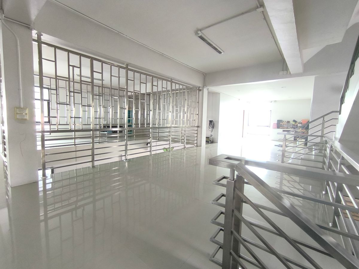 ขายอาคารพาณิชย์พัทยา บางแสน ชลบุรี สัตหีบ : อาคารพาณิชย์ 3.5 ชั้น ทำเลทำธุรกิจ พท.ใช้สอยกว่า 900 ตรม.