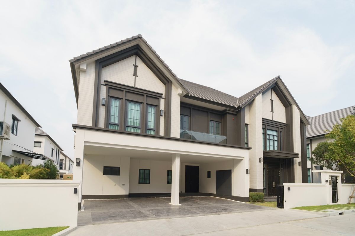 For RentHouseBangna, Bearing, Lasalle : SALE-RENT The City Bangna 2 Size L, British style mansion, large size 500 square meters