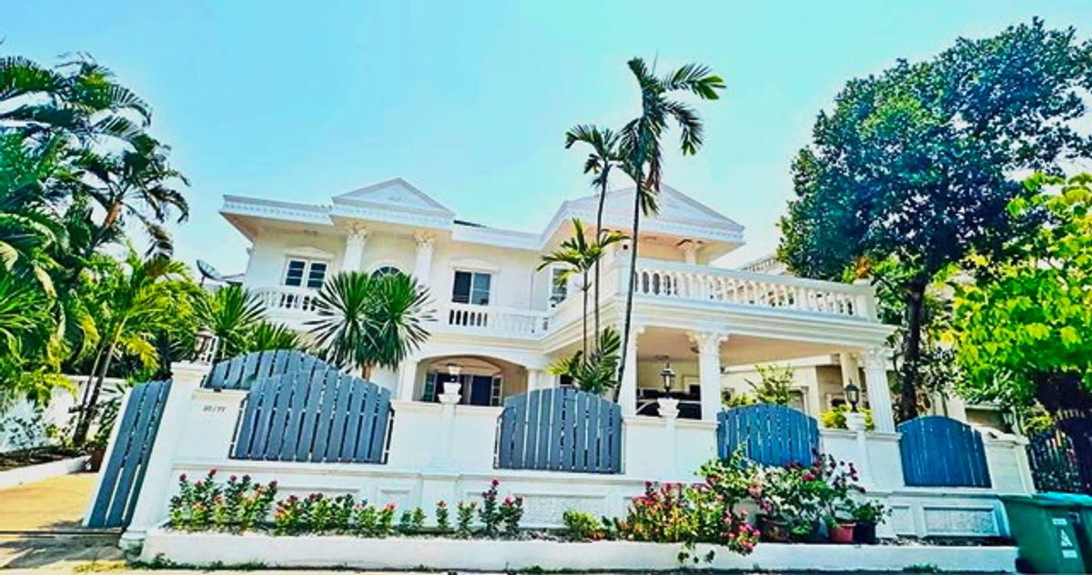 For RentHouseOnnut, Udomsuk : La Sal Bangna-Trat, renting a luxury 292 sq.m., attached to the MRT Sri Iam 800 m. The knife is full of 3 bedrooms, 4 water.