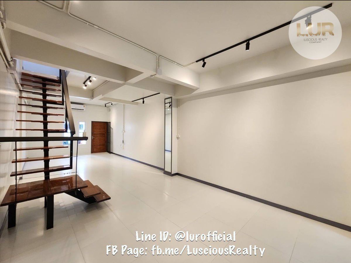 For SaleTownhomeSukhumvit, Asoke, Thonglor : Sell ​​Townhome Sukhumvit-Asoke Strong structure Renovate and run a new electric system with 4 air conditioners, free 19 sq. Wah. Local use of 140 sqm. 2 bedrooms, 2 bathrooms, 1 car park 17.8 million baht
