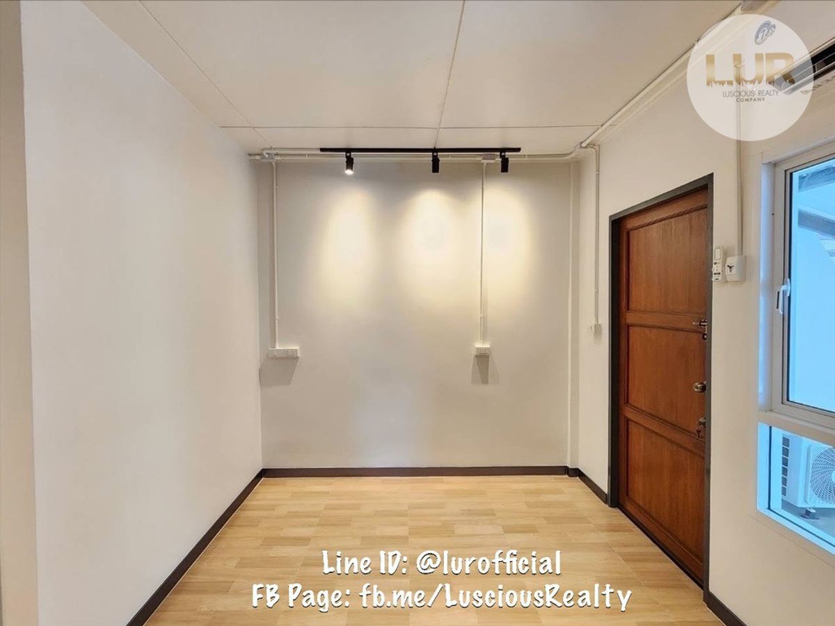 For SaleTownhomeSukhumvit, Asoke, Thonglor : Sell ​​Townhome Sukhumvit-Asoke Strong structure Renovate and run a new electric system with 4 air conditioners, free 19 sq. Wah. Local use of 140 sqm. 2 bedrooms, 2 bathrooms, 1 car park 17.8 million baht