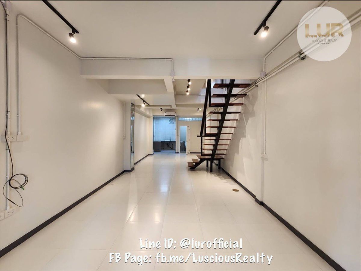 For SaleTownhomeSukhumvit, Asoke, Thonglor : Sell ​​Townhome Sukhumvit-Asoke Strong structure Renovate and run a new electric system with 4 air conditioners, free 19 sq. Wah. Local use of 140 sqm. 2 bedrooms, 2 bathrooms, 1 car park 17.8 million baht